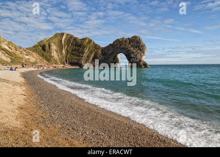 Durdle Door est une arche de calcaire trouvés sur la côte jurassique de Lulworth près dans le Dorset, en Angleterre. Banque D'Images