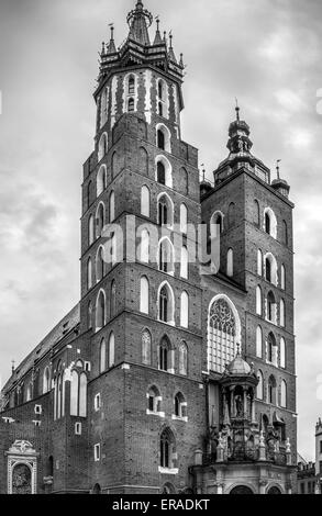 B&W meubles anciens de l'église Mariacki à Cracovie Cracovie, Pologne ( ) Banque D'Images