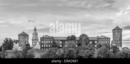 B&W panorama d'antique château royal de Wawel à Cracovie (Krakow, Pologne ) Banque D'Images