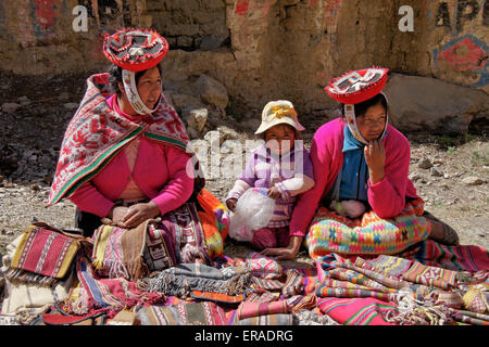 Les femmes et les Indiens Quechua enfant vente d'articles tissés, Patacancha, Pérou Banque D'Images
