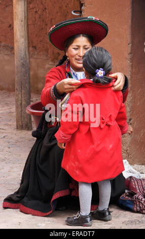 Mère et fille Indienne Quechua, Chinchero, Pérou Banque D'Images