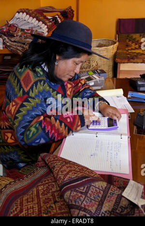 Femme travaillant dans la boutique de produits textiles tissés, Chinchero, Pérou Banque D'Images