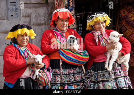 Les femmes indiennes Quechua avec bébé Animaux, Ollantaytambo, Pérou Banque D'Images