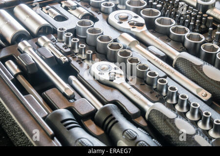 Sockets, outils, clés, clés et bits d'un jeu de douilles en chrome-vanadium. Banque D'Images