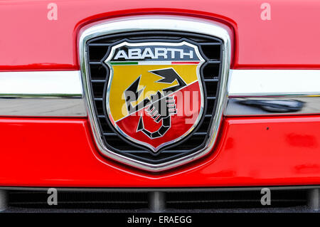 Badge avec Abarth scorpion symbole sur le capot d'une Fiat 500 Abarth. Banque D'Images