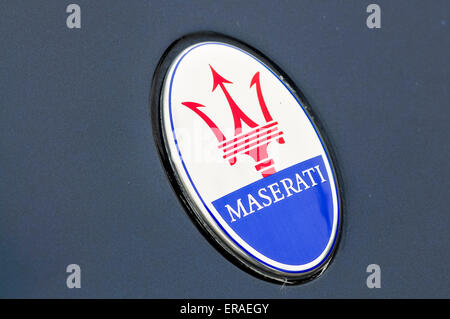 Un insigne sur le capot d'une Maserati Gran Tourismo Banque D'Images