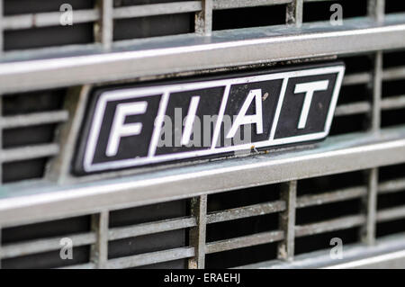 Badge sur la calandre d'une Fiat 127. Banque D'Images