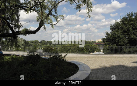 Ciel bleu nuages blancs sur les arbres de ulica Brzozowa à Gnojna Góra terrasse d'observation, de l'est à la Cathédrale de St Florian, Varsovie Banque D'Images