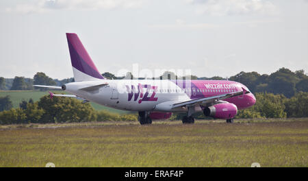 Wizz Air Airbus A320 HA-LPM taxiing London-Luton Airport N Banque D'Images