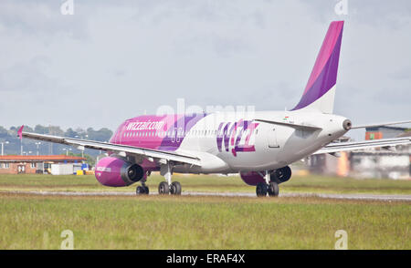 Wizz Air Airbus A320 HA-LPM décollant de l'aéroport de London-Luton LTN Banque D'Images