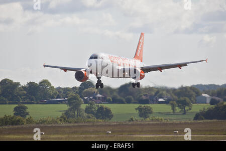 EasyJet Airbus A319 G-EZAB l'atterrissage à l'aéroport de London-Luton LTN Banque D'Images