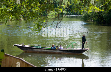 Bac sur la chaîne de la rivière Wye à Symond's Yat Banque D'Images