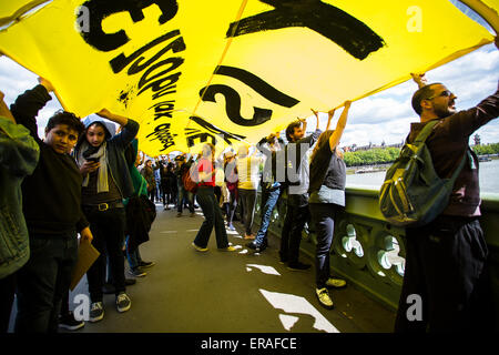 Des manifestants anti-austérité peint une grande banderole sur le pont de Westminster avant l'accrochant par le pont. Des centaines de policiers observé, mais n'intervient pas. La police enlevé la bannière mais lui a permis d'être mis à nouveau sur la rive sud. Londres, Royaume-Uni. 30 mai 2015. Banque D'Images