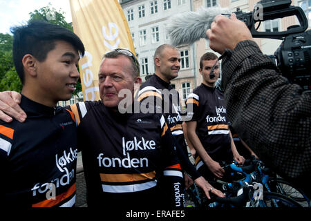 Copenhague, Danemark, 30 mai 2015 : le chef de l'Opposition, Lars Loekke Rasmussen (Libéral) (2e,L) Cheer up l'un de ses coéquipiers avant d'entamer un voyage d'une heure grâce à Copenhague dans le cadre de la campagne électorale de l'Loekke. LoekkeFonden les garçons avec des problèmes d'appui de l'apprentissage Crédit : OJPHOTOS/Alamy Live News Banque D'Images