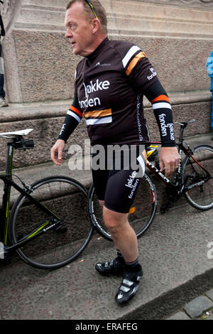 Copenhague, Danemark, 30 mai 2015 : Lars Loekke Rasmussen - leader de l'opposition, Parti Libéral - vient d'arriver à son équipe à Hoejbro Plads dans ful cycliste robe. Ils seront sur un voyage d'une heure grâce à Copenhague dans le cadre de la campagne électorale de l'Loekke Crédit : OJPHOTOS/Alamy Live News Banque D'Images