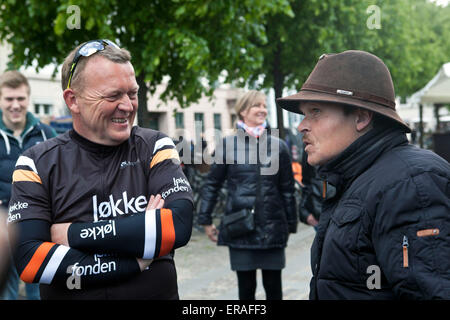 Copenhague, Danemark, 30 mai 2015 : Lars Loekke Rasmussen - leader de l'opposition, Parti Libéral - (L) parle à un électeur avant d'entamer une visite d'une heure grâce à Copenhague dans le cadre de sa campagne électorale. L'électeur voulait parler du crédit public de santé : OJPHOTOS/Alamy Live News Banque D'Images