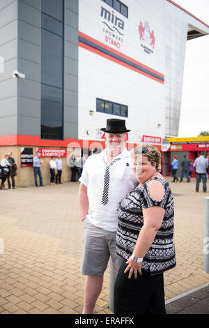 Gloucester, Royaume-Uni. 30 mai 2015. Madness jouer live au stade Kingsholm, Gloucester, Royaume-Uni dans le cadre de leur tournée - La future Grandslam foule attendant Madness Crédit : Daniel Fisher/Alamy Live News Banque D'Images