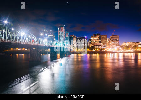 L'horizon et le pont sur la rivière Willamette dans la nuit, à Portland, Oregon. Banque D'Images