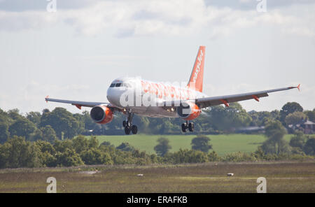 EasyJet Airbus A319 G-EZAB l'atterrissage à l'aéroport de London-Luton LTN Banque D'Images