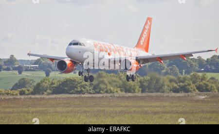 EasyJet Airbus A319 G-EZAB l'atterrissage à l'aéroport de London-Luton LTN Banque D'Images