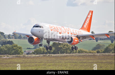 EasyJet Airbus A319 G-EZAB l'atterrissage à l'aéroport de London-Luton LTN Banque D'Images