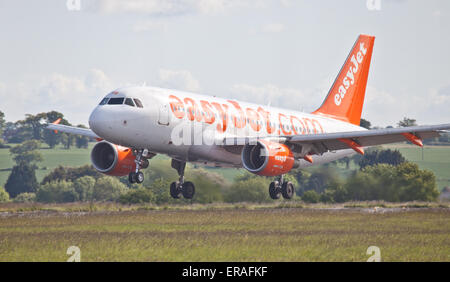 EasyJet Airbus A319 G-EZAB l'atterrissage à l'aéroport de London-Luton LTN Banque D'Images