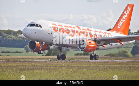 EasyJet Airbus A319 G-EZAB l'atterrissage à l'aéroport de London-Luton LTN Banque D'Images