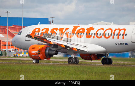 EasyJet Airbus A319 G-EZAB l'atterrissage à l'aéroport de London-Luton LTN Banque D'Images