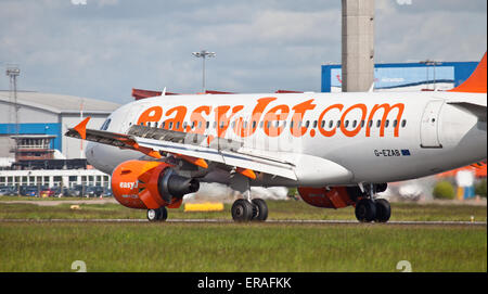 EasyJet Airbus A319 G-EZAB l'atterrissage à l'aéroport de London-Luton LTN Banque D'Images