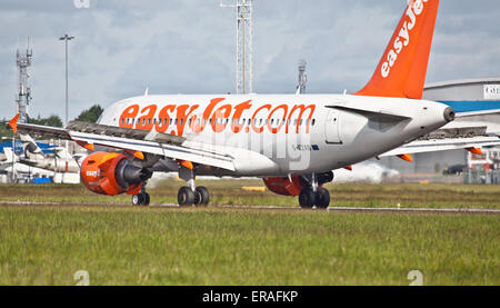 EasyJet Airbus A319 G-EZAB l'atterrissage à l'aéroport de London-Luton LTN Banque D'Images