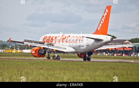 EasyJet Airbus A319 G-EZAB l'atterrissage à l'aéroport de London-Luton LTN Banque D'Images