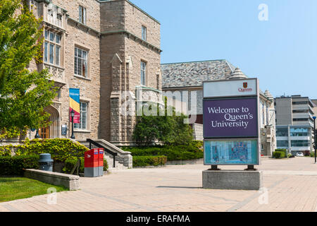 KINGSTON, CANADA - 2 août 2014 : panneau de bienvenue sur le campus de l'université Queen's, à côté d'élèves dans la construction de l'Union Memorial Kingsto Banque D'Images