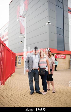 Gloucester, Royaume-Uni. 30 mai 2015. Madness jouer live au stade Kingsholm, Gloucester, Royaume-Uni dans le cadre de leur tournée - La future Grandslam foule attendant Madness Crédit : Daniel Fisher/Alamy Live News Banque D'Images