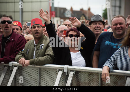 Gloucester, Royaume-Uni. 30 mai 2015. Madness jouer live au stade Kingsholm, Gloucester, Royaume-Uni dans le cadre de leur tournée Grandslam - La foule s'amuser. Crédit : Daniel Fisher/Alamy Live News Banque D'Images