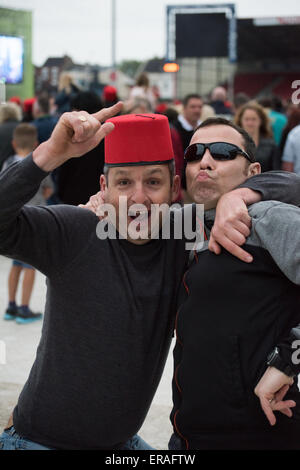 Gloucester, Royaume-Uni. 30 mai 2015. Madness jouer live au stade Kingsholm, Gloucester, Royaume-Uni dans le cadre de leur tournée Grandslam - La foule s'amuser. Crédit : Daniel Fisher/Alamy Live News Banque D'Images