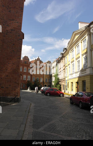 Ciel bleu de l'ombre de l'après-midi ensoleillée, portrait de cloche de bronze, voitures garées Plac Kanonia à l'arrière de la cathédrale St Jean, Varsovie Banque D'Images