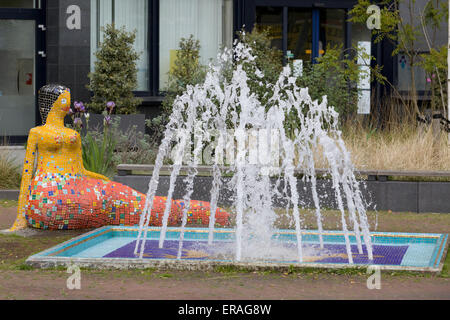 Sirène du carrelage, assis près d'une fontaine ornementale en Hollande Banque D'Images