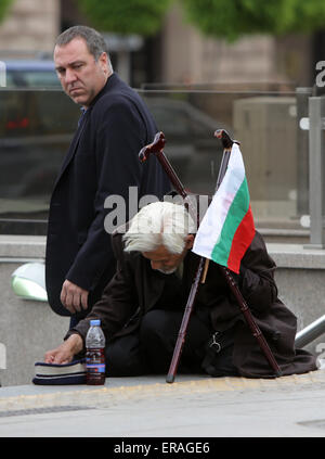 Sofia, Bulgarie - 15 mai 2015 : un sans-abri mendier mendiant est un passage souterrain au métro d'entrée dans le centre de Sofia. Ans après Banque D'Images