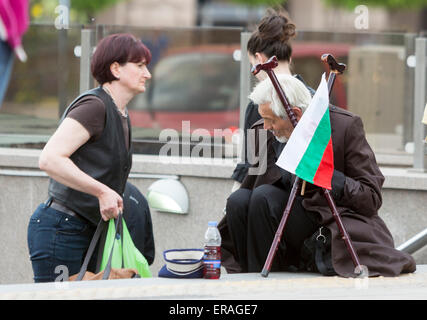 Sofia, Bulgarie - 15 mai 2015 : un sans-abri mendier mendiant est un passage souterrain au métro d'entrée dans le centre de Sofia. Ans après Banque D'Images