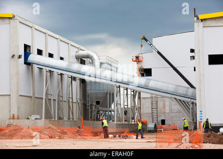 Sofia, Bulgarie - 29 mai 2015 : Les travailleurs sont en train de finaliser la construction de la deuxième usine de Sofia des déchets (déchets organiques, l'usine n'as Banque D'Images