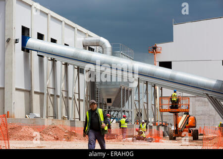 Sofia, Bulgarie - 29 mai 2015 : Les travailleurs sont en train de finaliser la construction de la deuxième usine de Sofia des déchets (déchets organiques, l'usine n'as Banque D'Images