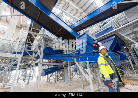 Sofia, Bulgarie - 29 mai 2015 : Un ingénieur est de garder un oeil sur l'essai de la deuxième usine de déchets de Sofia. Banque D'Images