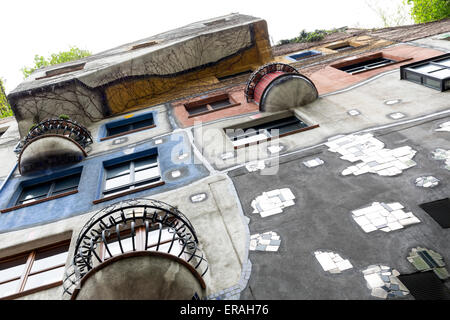 La Hundertwasserhaus est une résidence à Vienne, Autriche, construite après l'idée et concept de l'artiste autrichien Friedensreic Banque D'Images