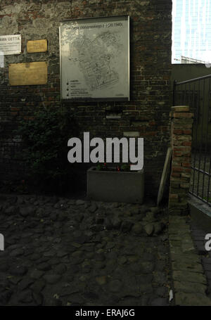 Plaques commémoratives de métal à côté de grande carte montrant ghetto comme il était en novembre 1940, les Ghetto de mur, 62 rue Zlota, Varsovie Banque D'Images