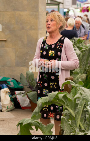 Présentateur de la BBC Carol Klein au RHS Chelsea Flower Show 2015, Chelsea, Londres, 22 mai 2015 Banque D'Images