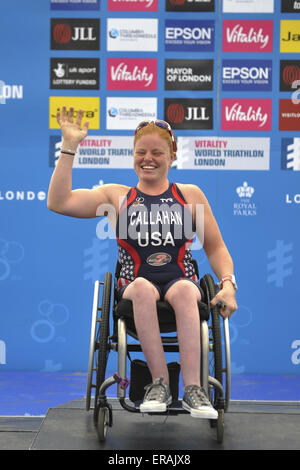 Londres, Royaume-Uni. 30 mai, 2015. Mary Catherine Callahan (USA) à heureux comme elle monte sur le podium pour recevoir une médaille d'or pour la première place chez les femmes de la PT1 à l'épanouissement de Paratriathlon World Triathlon, Londres. Callahan's temps gagnant est 01:28:19. Crédit : Michael Preston/Alamy Live News Banque D'Images