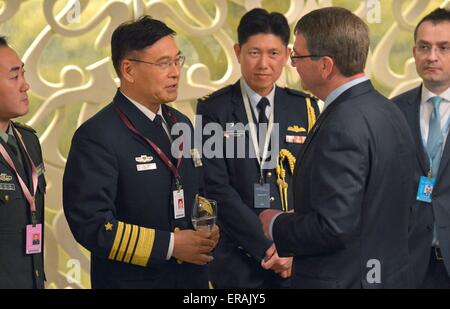 Le secrétaire américain de la Défense Ashton Carter parle avec le sous-chef d'état-major de l'Armée de libération du peuple Adm. Jianguo Sun au cours d'un déjeuner au dialogue Shangri-La 30 mai 2015 à Singapour. Banque D'Images