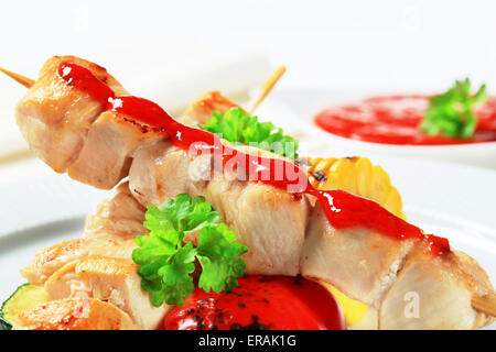 Les brochettes de poulet avec légumes et sauce tomate Banque D'Images