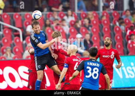 30 mai 2015 : Adam Jahn (14) des tremblements de la tête de la balle lors d'un match entre la MLS Toronto FC et San Jose Earthquakes au BMO Field à Toronto, Ontario, Canada. Le Toronto FC a défait les tremblements de 3-1. Banque D'Images