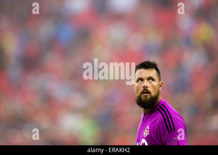 30 mai 2015 : Toronto FC gardien Chris Konopka (1) a l'air de voir combien de temps est laissé dans le jeu pendant un match entre la MLS Toronto FC et San Jose Earthquakes au BMO Field à Toronto, Ontario, Canada. Le Toronto FC a défait les tremblements de 3-1. Banque D'Images